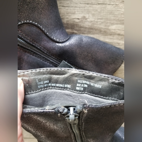 Cat & Jack Metallic Shimmer Ruffle Boots - Picture 6 of 6